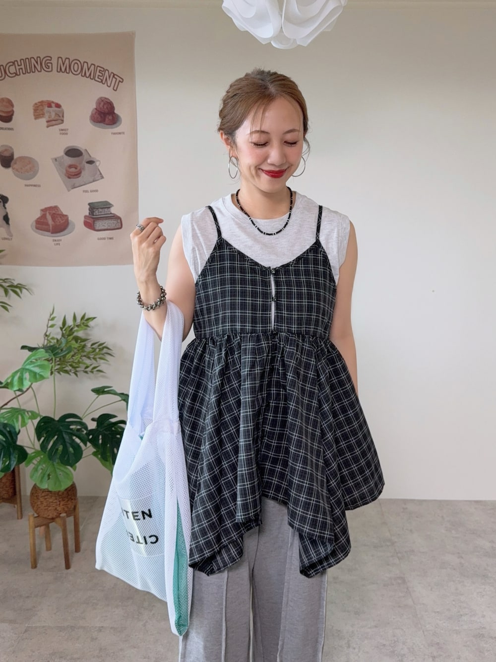 ブラック系のキャミソール、グレー系のスウェットパンツ、ホワイト系のトートバッグを着用したレディースの夏コーディネートの4枚目の写真