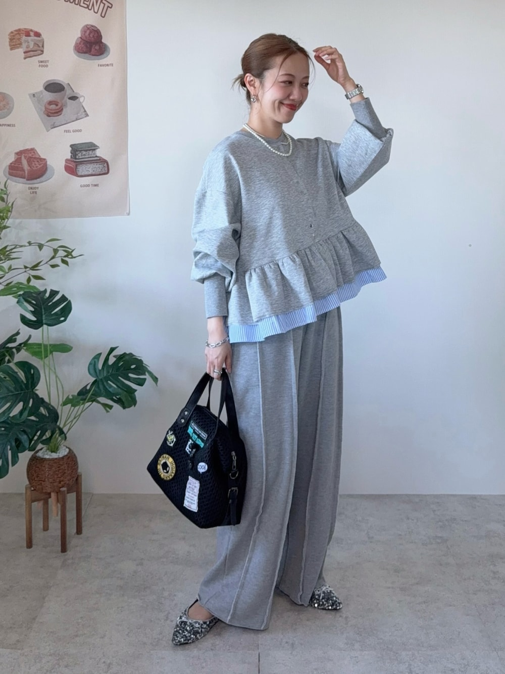 グレー系のカーディガン/ボレロ、グレー系のスウェットパンツ、ブラック系のボストンバッグを着用したレディースの冬コーディネートの3枚目の写真