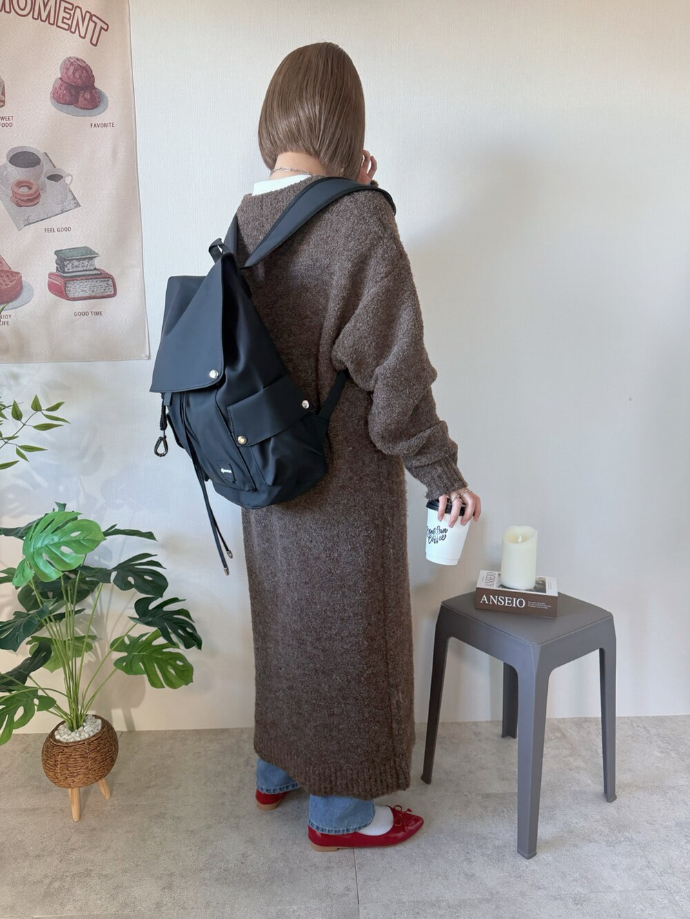ブラック系のバックパック/リュック、ブラウン系のワンピース、レッド系のバレエシューズを着用したレディースの冬コーディネートの2枚目の写真