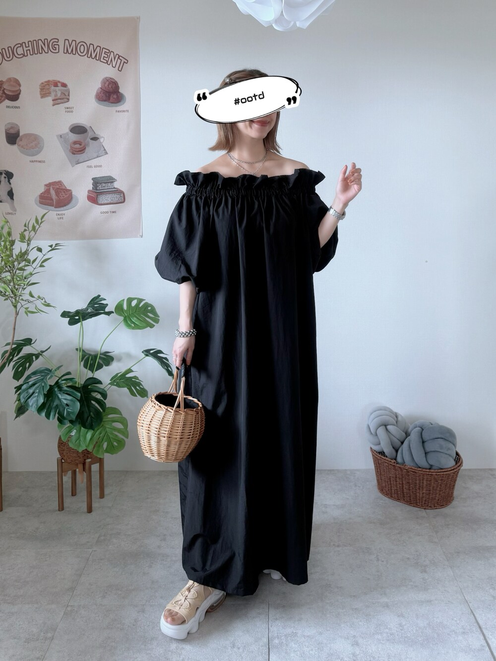 ベージュ系のサンダルを着用したレディースの夏コーディネートの5枚目の写真