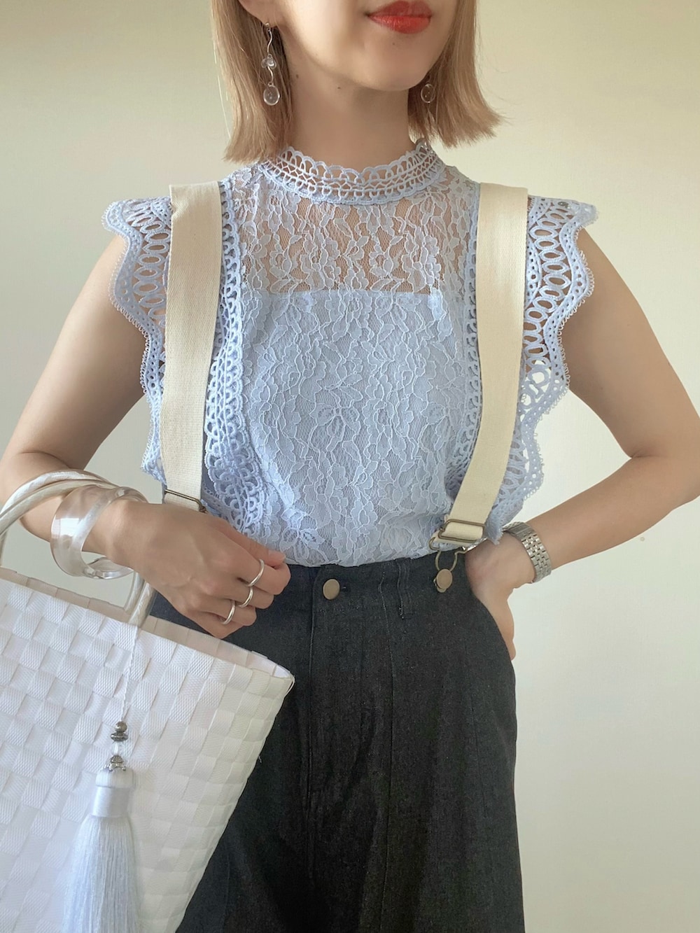 ブルー系のシャツ/ブラウス、ブラック系のデニムパンツ、ホワイト系のかごバッグを着用したレディースの夏コーディネートの4枚目の写真