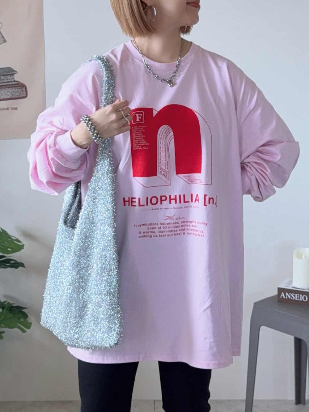 ピンク系のTシャツ/カットソー、ホワイト系のスニーカー、シルバー系のショルダーバッグを着用したレディースの冬コーディネートの3枚目の写真