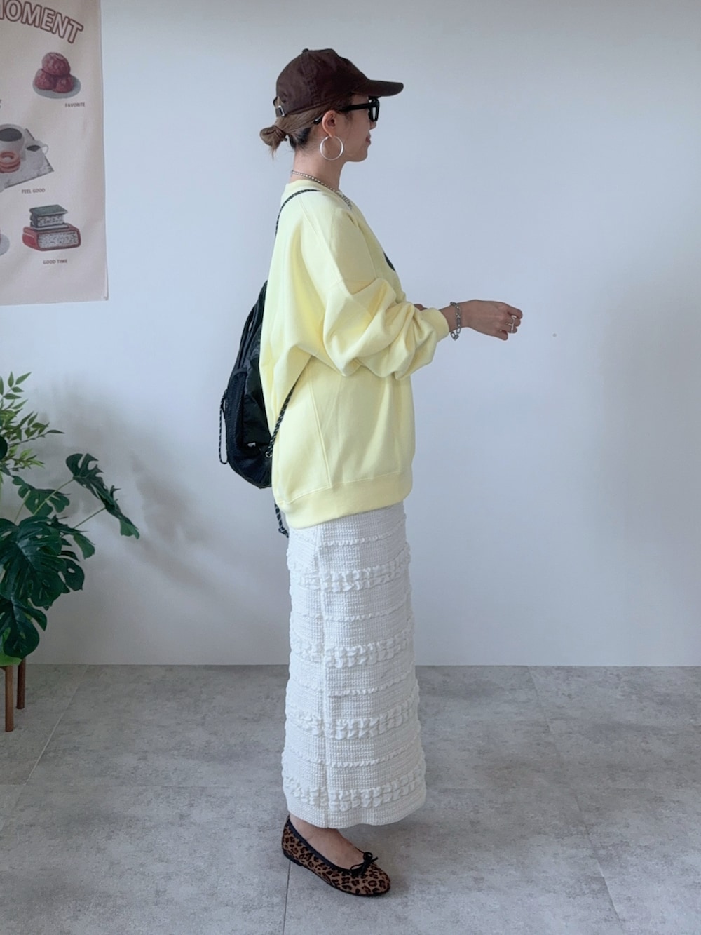 イエロー系のスウェット、ブラック系のバックパック/リュック、ブラウン系のバレエシューズを着用したレディースの秋コーディネートの2枚目の写真