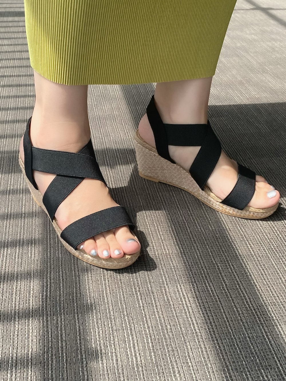 グレー系のTシャツ/カットソー、グリーン系のスカート、ブラック系のバッグを着用したレディースの夏コーディネートの3枚目の写真