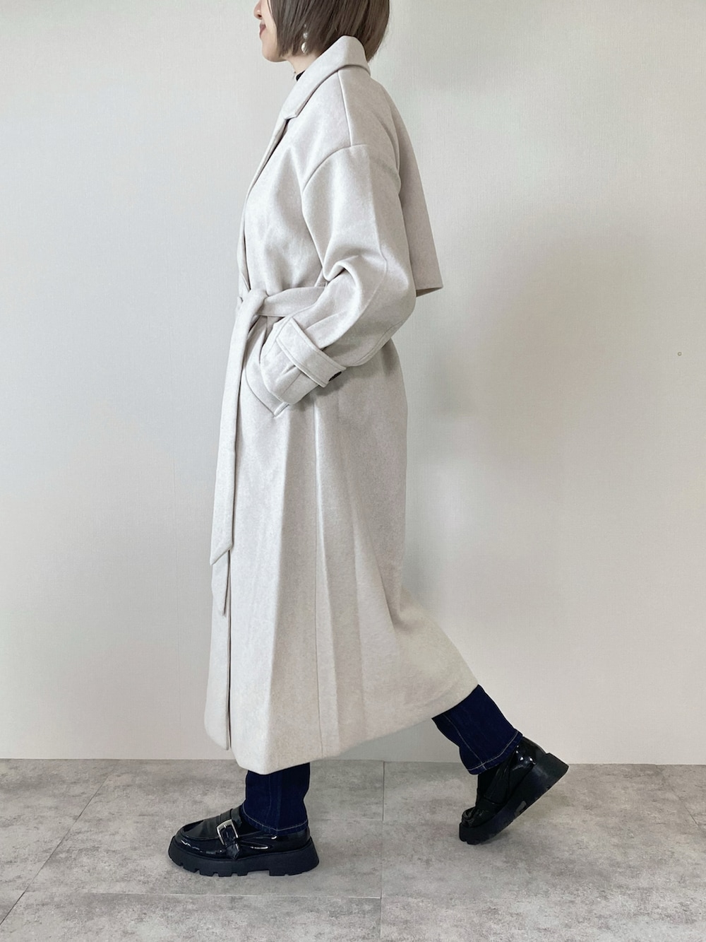 「PR、GeeRA、ジーラ、ZOZOTOWN、ZOZO購入品、geera_ootd、ZOZOTOWN購入品、コート、冬コーデ、大人カジュアル、40代ファッション、おしゃれさんと繋がりたい」｜「GeeRAのニットモッサトレンチデザインコート（チェスターコート、ホワイト系）」を使った、memeさん（レディース・158cm）の秋コーディネートの5枚目の写真