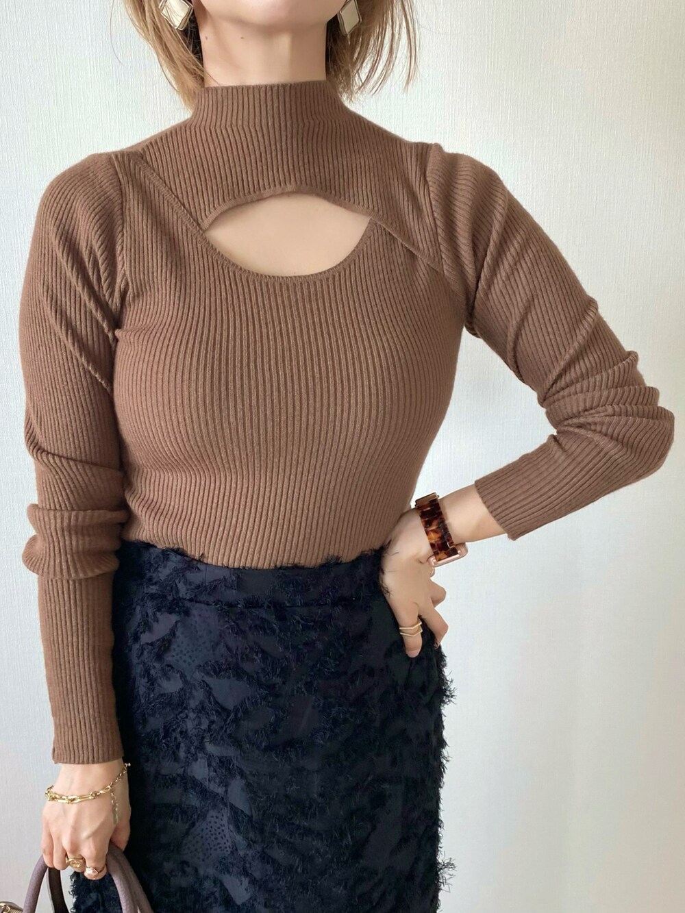 ブラック系のスカート、ブラウン系のバレエシューズ、ブラウン系のニット/セーターを着用したレディースの秋コーディネートの3枚目の写真