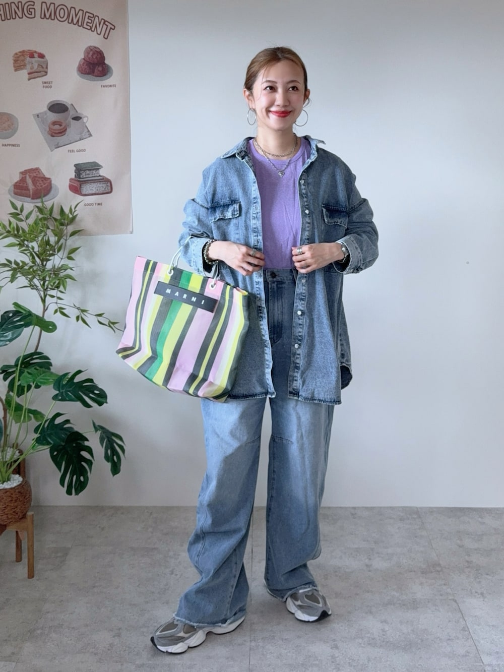 パープル系のTシャツ/カットソー、ブルー系のシャツ/ブラウス、グレー系のスニーカーを着用したレディースの春コーディネートの2枚目の写真