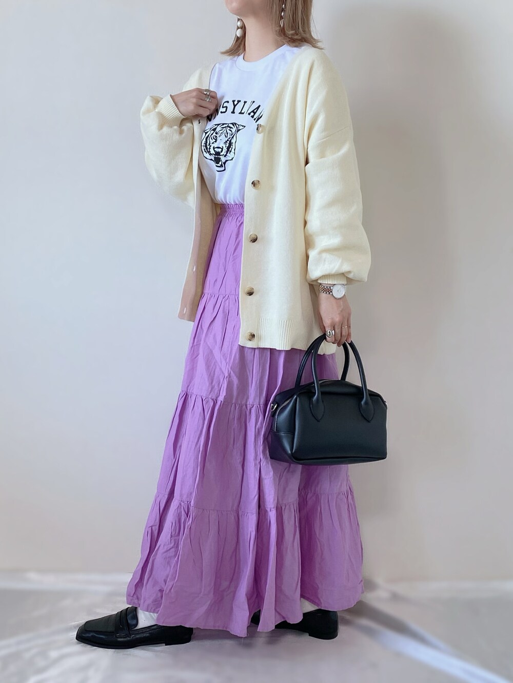 ホワイト系のTシャツ/カットソー、ホワイト系のカーディガン/ボレロ、ブラック系のバッグを着用したレディースの春コーディネートの2枚目の写真