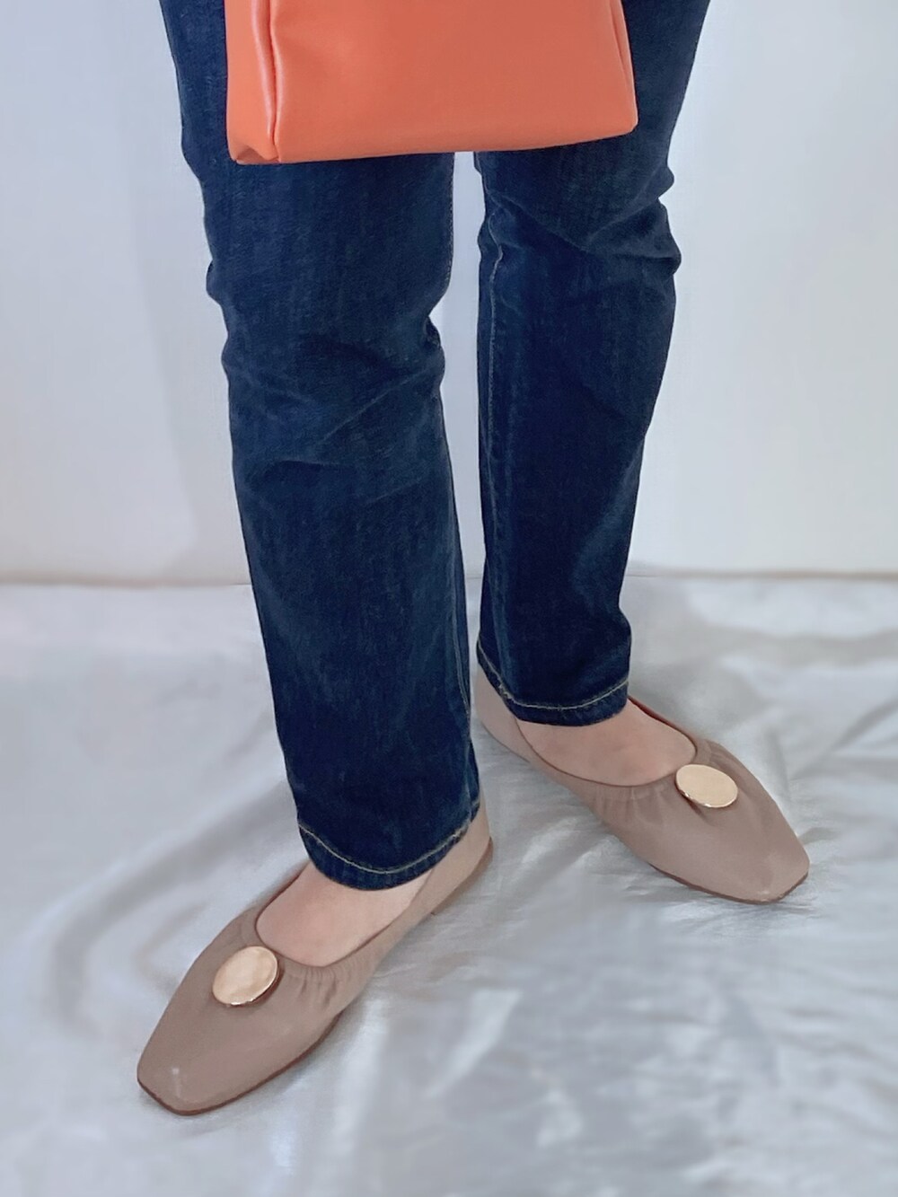 ベージュ系のバレエシューズ、オレンジ系のバッグ、グリーン系のTシャツ/カットソーを着用したレディースの春コーディネートの4枚目の写真