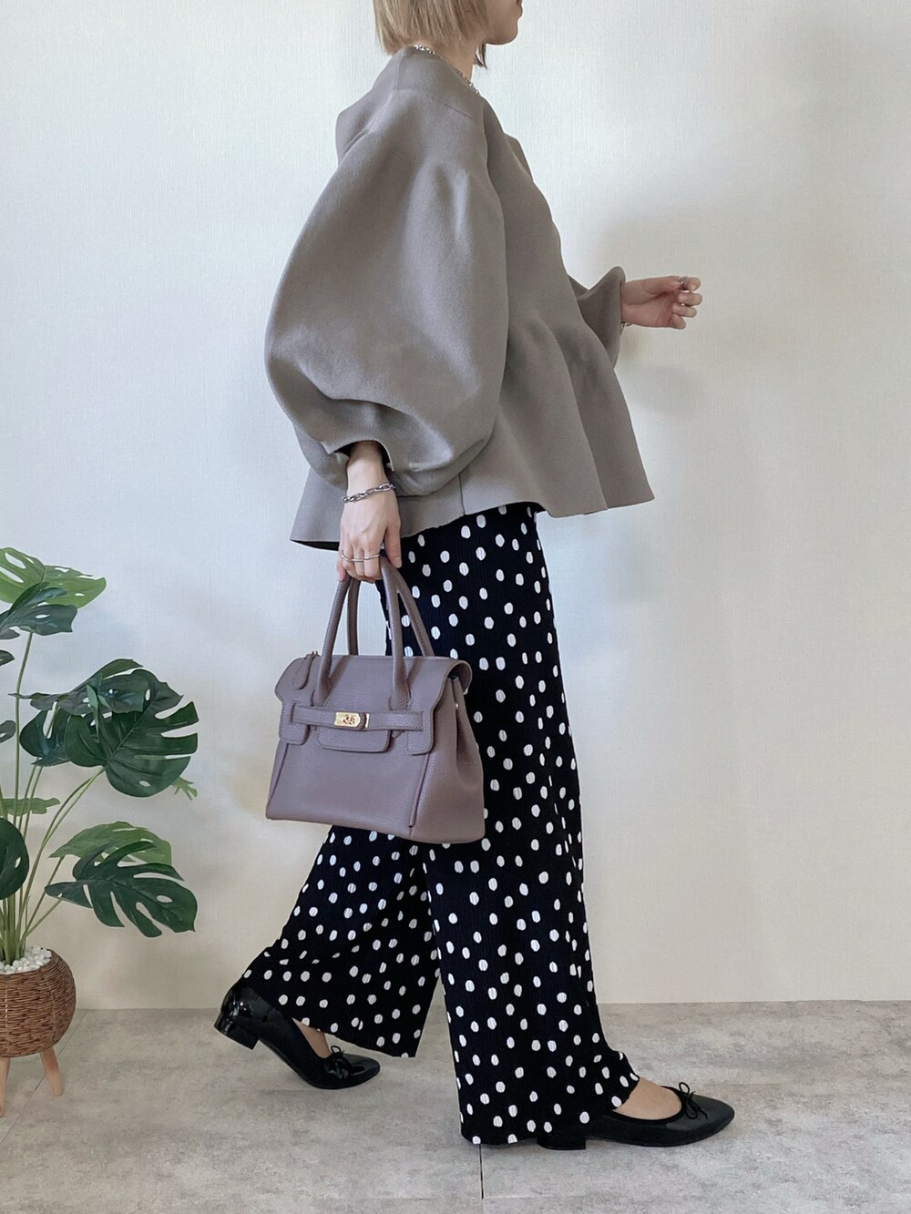 ブラウン系のTシャツ/カットソー、ブラック系のその他パンツ、ブラック系のパンプスを着用したレディースの冬コーディネートの4枚目の写真