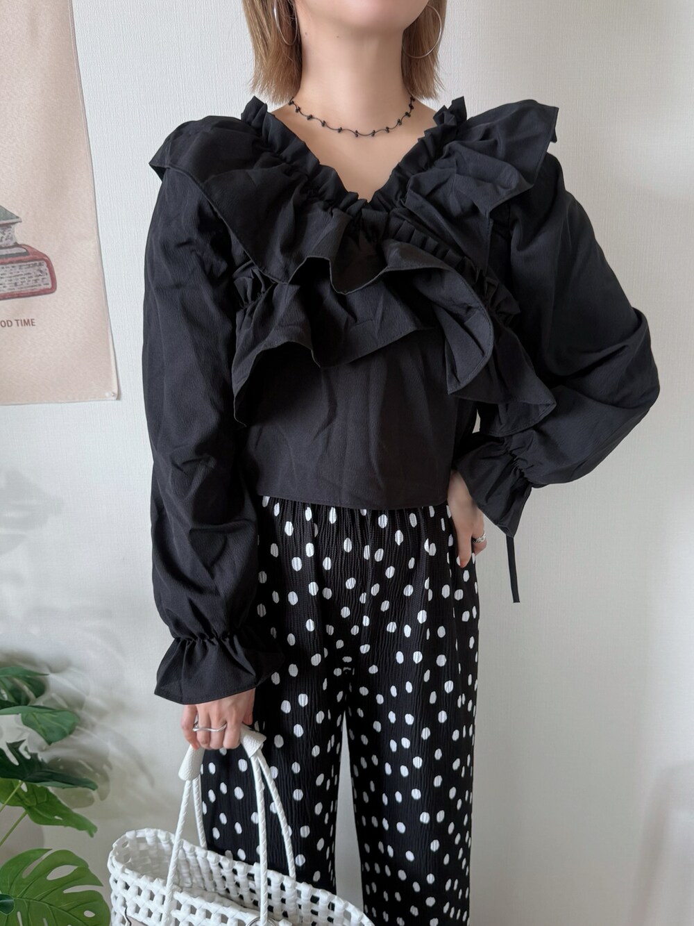 ブラック系のシャツ/ブラウス、ホワイト系のかごバッグ、ブラック系のその他パンツを着用したレディースの春コーディネートの5枚目の写真