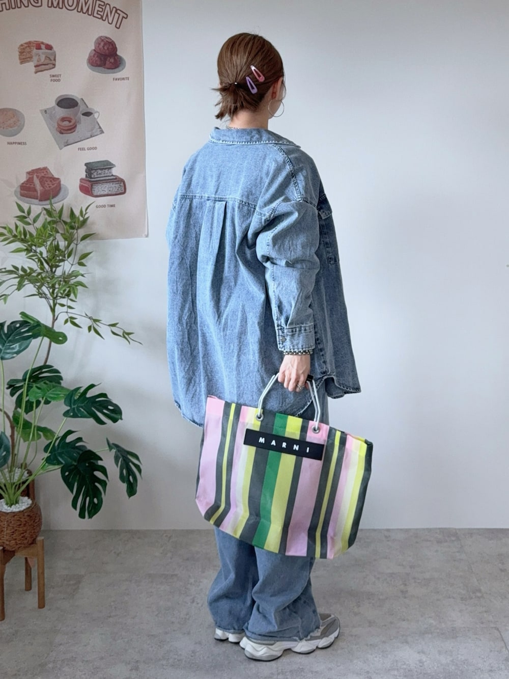 パープル系のTシャツ/カットソー、ブルー系のシャツ/ブラウス、グレー系のスニーカーを着用したレディースの春コーディネートの4枚目の写真