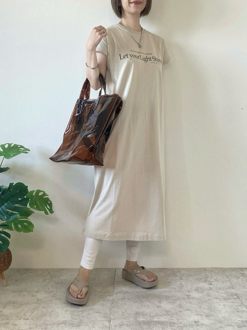 ブラウン系のトートバッグ、ベージュ系のワンピース/ドレス、ベージュ系のサンダルを着用したレディースの夏コーディネートの3枚目の写真