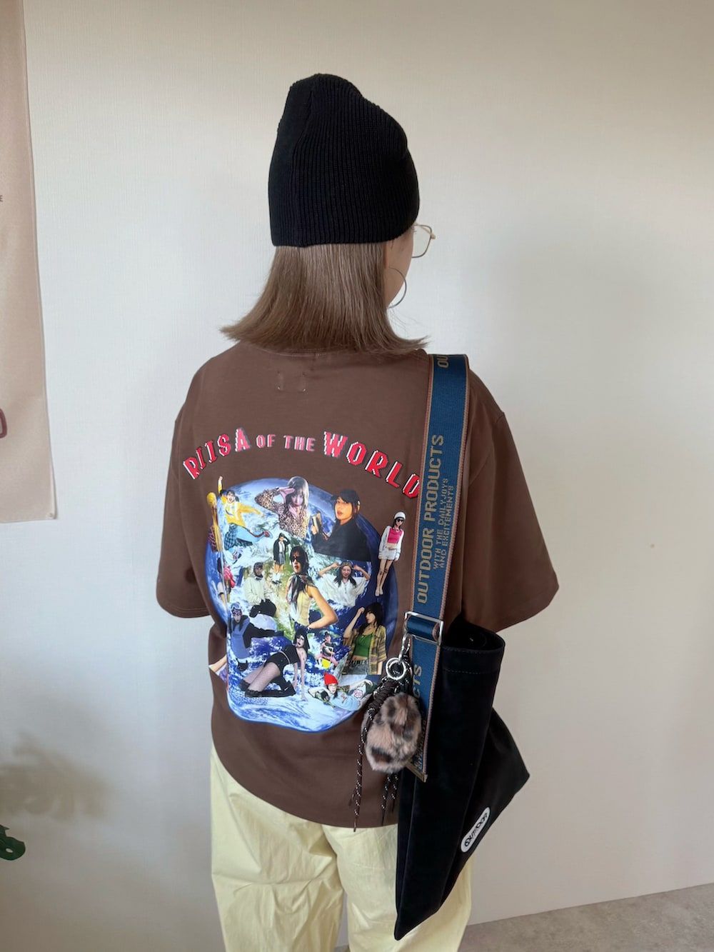 イエロー系のカーゴパンツ、ブラック系のトートバッグ、ブラック系のニットキャップ/ビーニーを着用したレディースの秋コーディネートの4枚目の写真