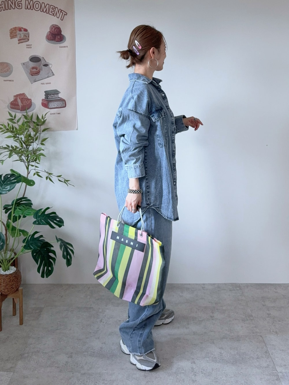 パープル系のTシャツ/カットソー、ブルー系のシャツ/ブラウス、グレー系のスニーカーを着用したレディースの春コーディネートの3枚目の写真