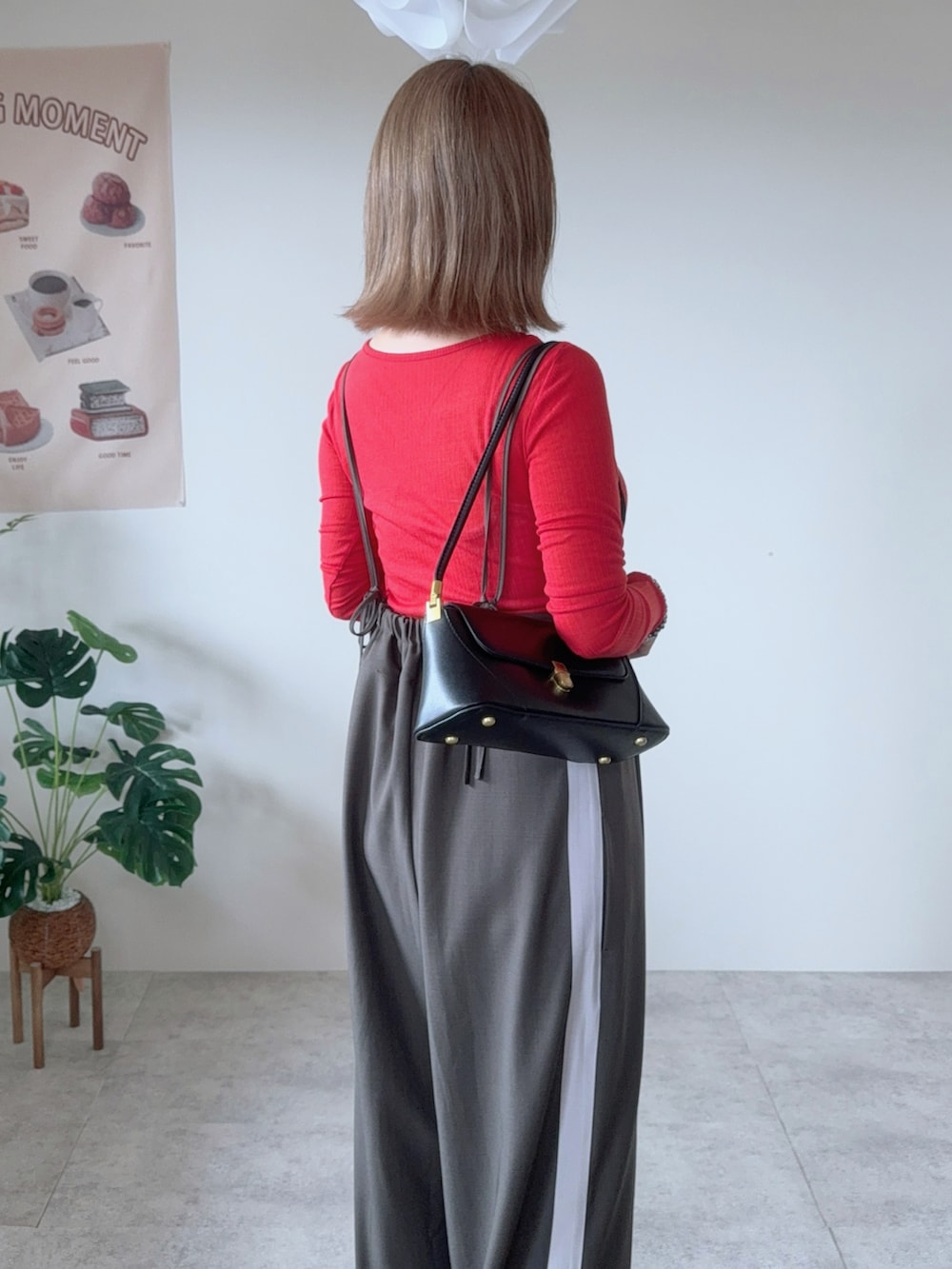 レッド系のTシャツ/カットソー、ブラック系のサンダル、グレー系のサロペット/オーバーオールを着用したレディースの夏コーディネートの5枚目の写真