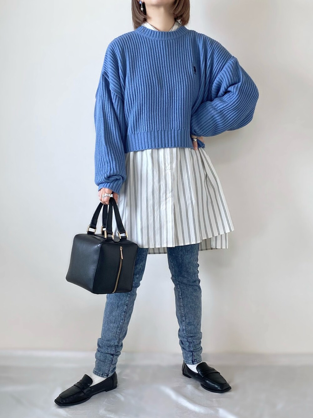 ホワイト系のシャツ/ブラウス、ブラック系のハンドバッグ、ブラック系のローファーを着用したレディースの冬コーディネートの2枚目の写真