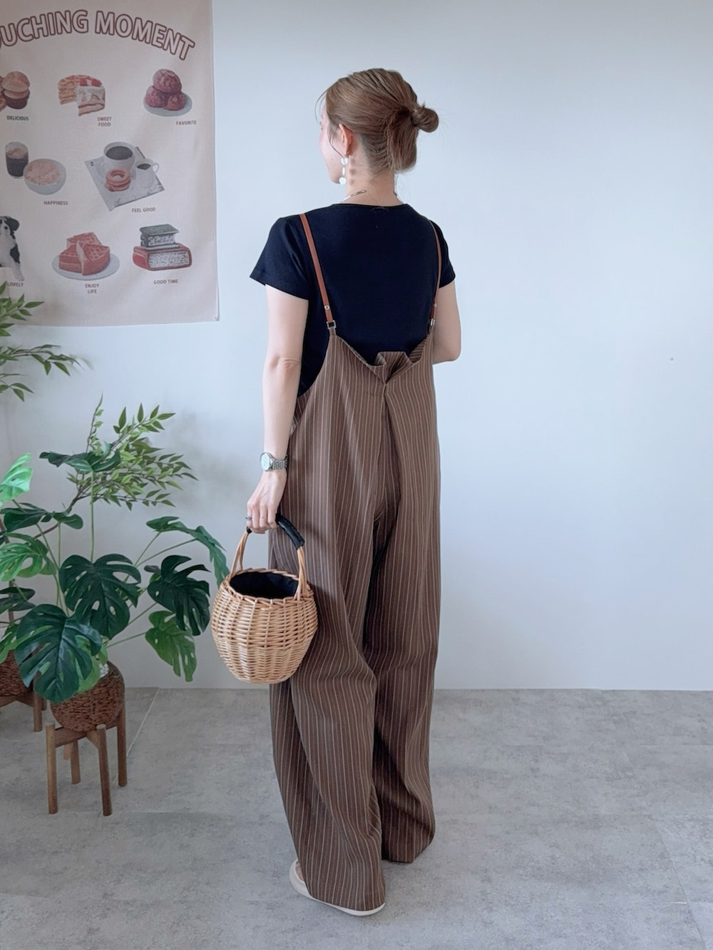 ブルー系のTシャツ/カットソー、ブラウン系のサロペット/オーバーオール、ホワイト系のサンダルを着用したレディースの夏コーディネートの3枚目の写真