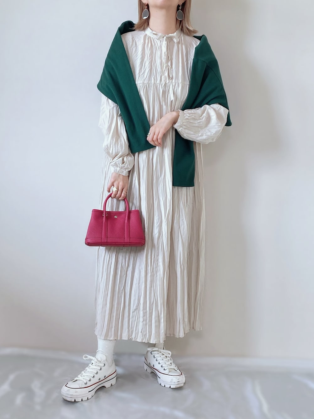 「プリーツワンピース、イマイバッグ、ピンク、肩掛けカーデ、厚底スニーカー、春コーデ、おしゃれさんと繋がりたい、プリーツ」|「etoll.のボウタイ プリーツ ロングワンピース(ワンピース、ベージュ系)」を使った、memeさん(レディース・158cm)の冬コーディネートの2枚目の写真