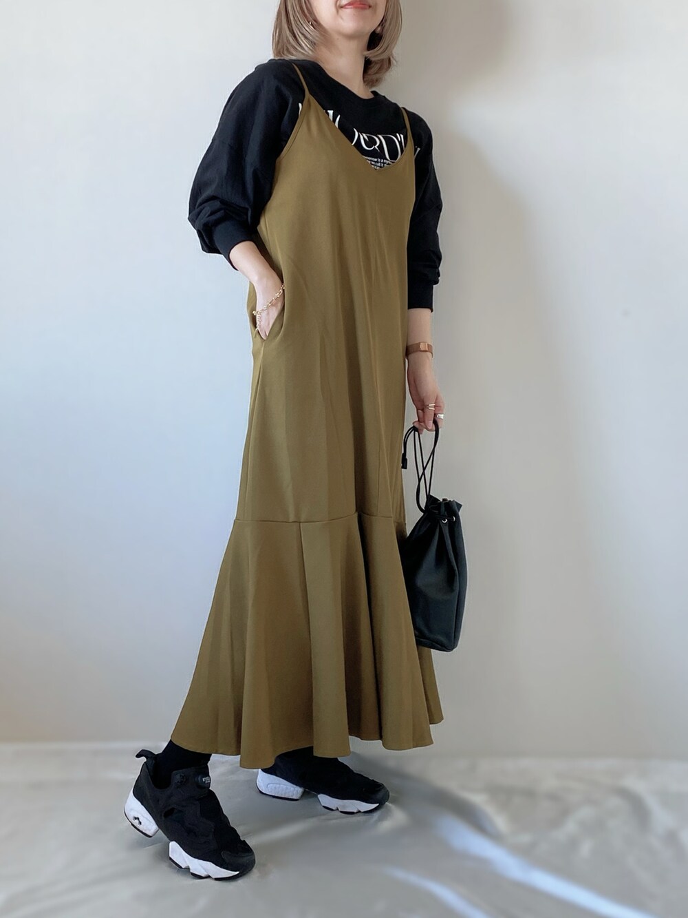 その他のワンピース/ドレス、ブラック系のTシャツ/カットソー、ブラック系のバッグを着用したレディースの秋コーディネートの2枚目の写真