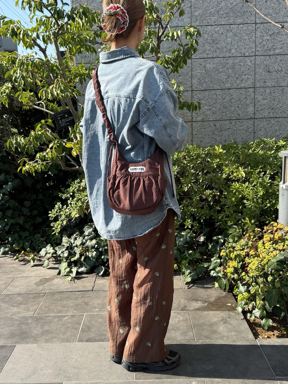 ブルー系のシャツ/ブラウス、ブラック系のスニーカー、ブラウン系のその他パンツを着用したレディースの春コーディネートの2枚目の写真