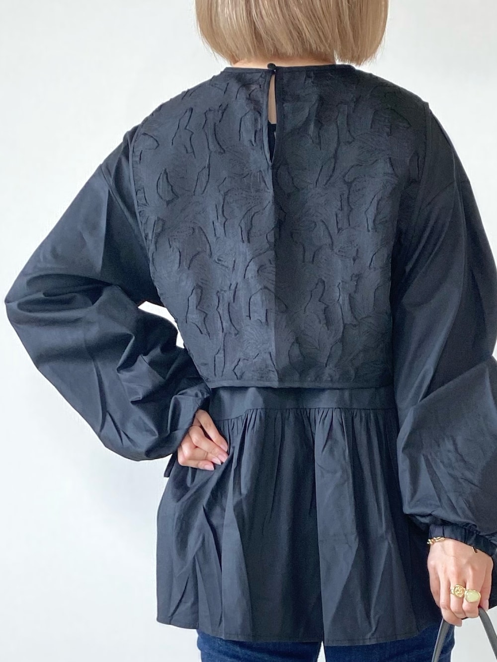 ブラック系のシャツ/ブラウス、ブラック系のショルダーバッグ、ブラウン系のバレエシューズを着用したレディースの秋コーディネートの4枚目の写真