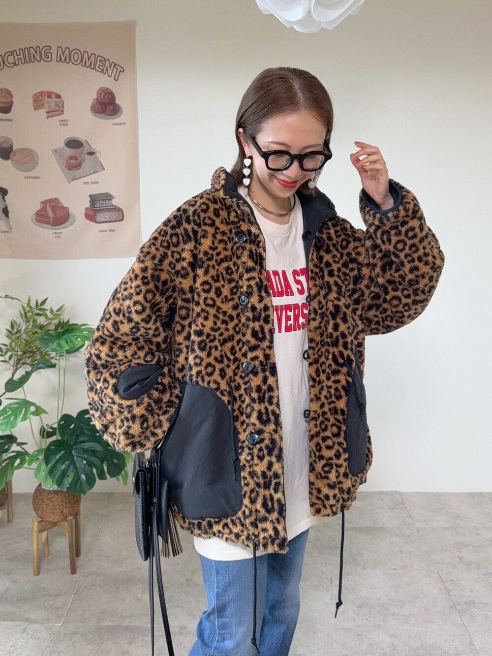ベージュ系のTシャツ/カットソー、その他のミリタリージャケット、ブルー系のデニムパンツを着用したレディースの秋コーディネートの4枚目の写真