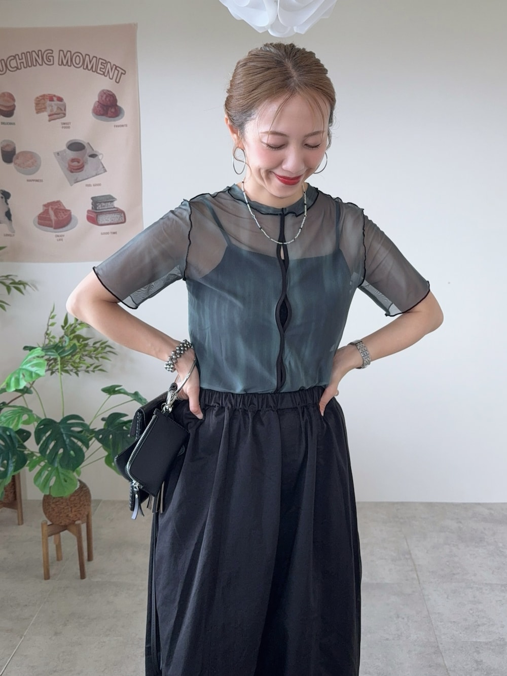 グリーン系のTシャツ/カットソー、ブラック系のその他パンツ、ブラック系のサンダルを着用したレディースの夏コーディネートの5枚目の写真