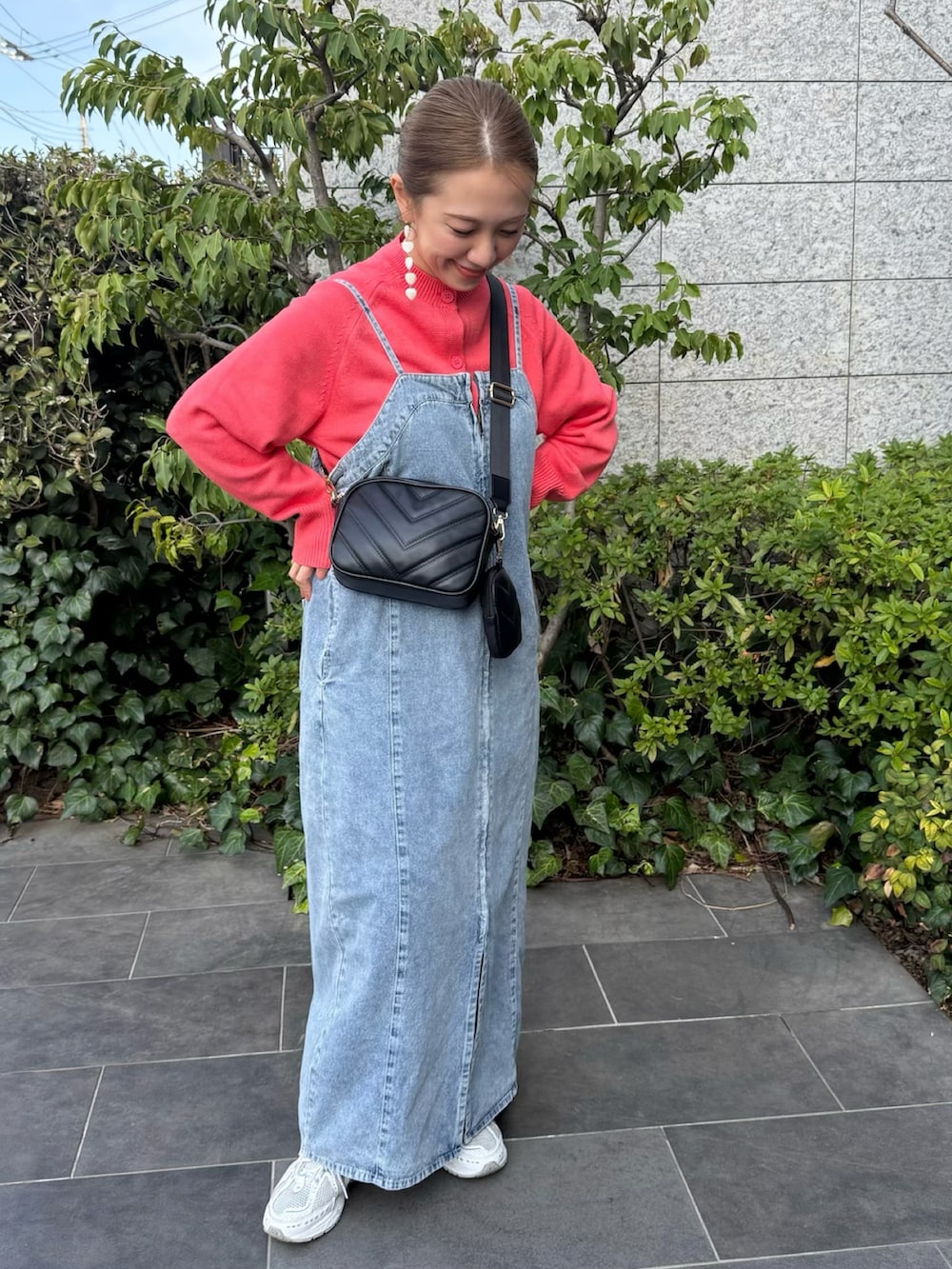 ブルー系のワンピース、ホワイト系のスニーカー、ピンク系のカーディガン/ボレロを着用したレディースの春コーディネートの3枚目の写真