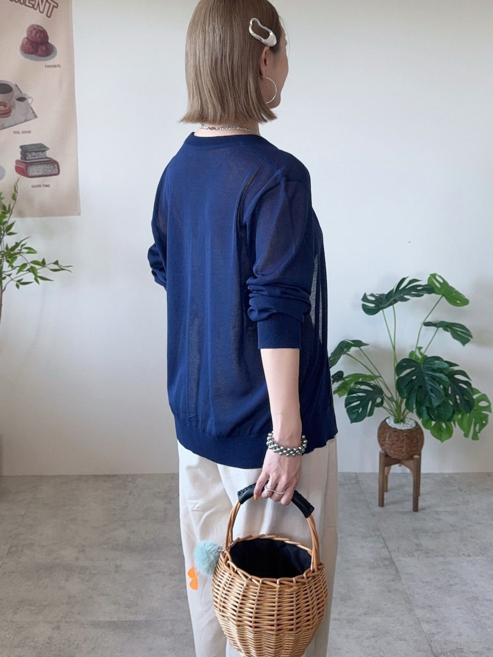 ブルー系のカーディガン/ボレロ、ベージュ系のその他パンツ、シルバー系のバレエシューズを着用したレディースの夏コーディネートの4枚目の写真