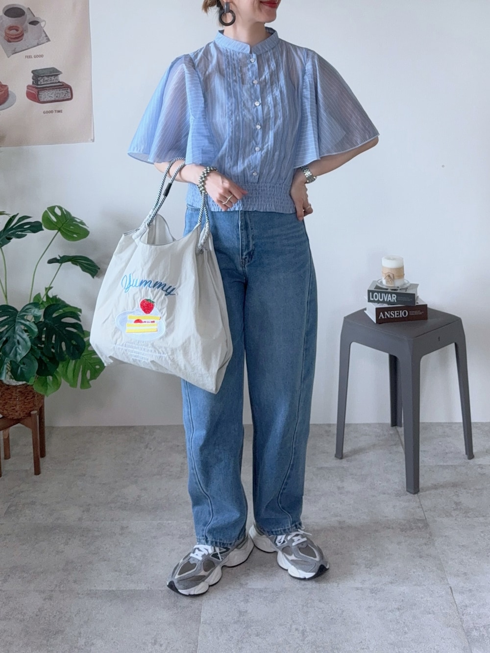 グレー系のスニーカー、ブルー系のシャツ/ブラウス、シルバー系のヘアピンを着用したレディースの夏コーディネートの3枚目の写真