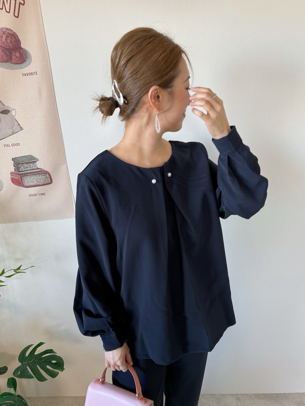 シルバー系のパンプス、ブルー系のセットアップを着用したレディースの冬コーディネートの5枚目の写真