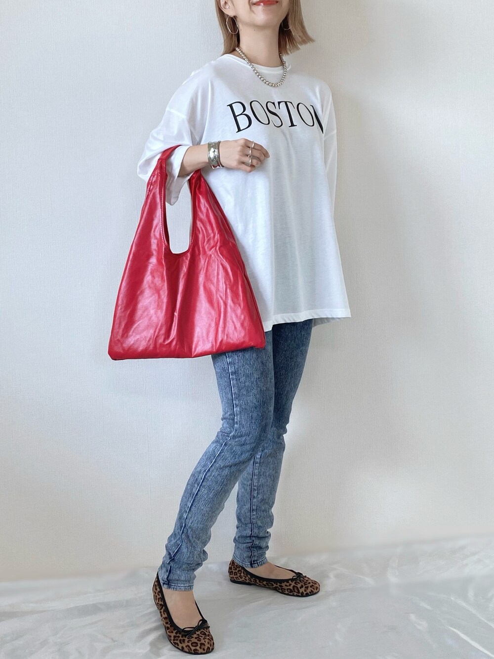 ホワイト系のTシャツ/カットソー、ブラウン系のバレエシューズを着用したレディースの春コーディネートの4枚目の写真