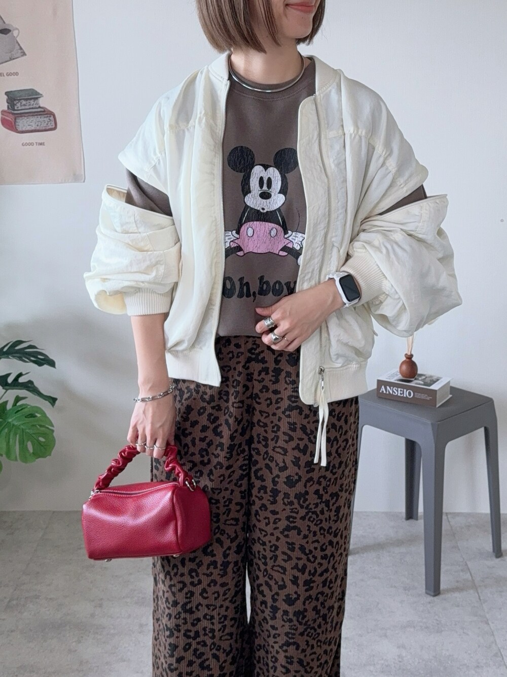 ブラウン系のスウェット、ホワイト系のブルゾン、ゴールド系のスニーカーを着用したレディースの秋コーディネートの2枚目の写真