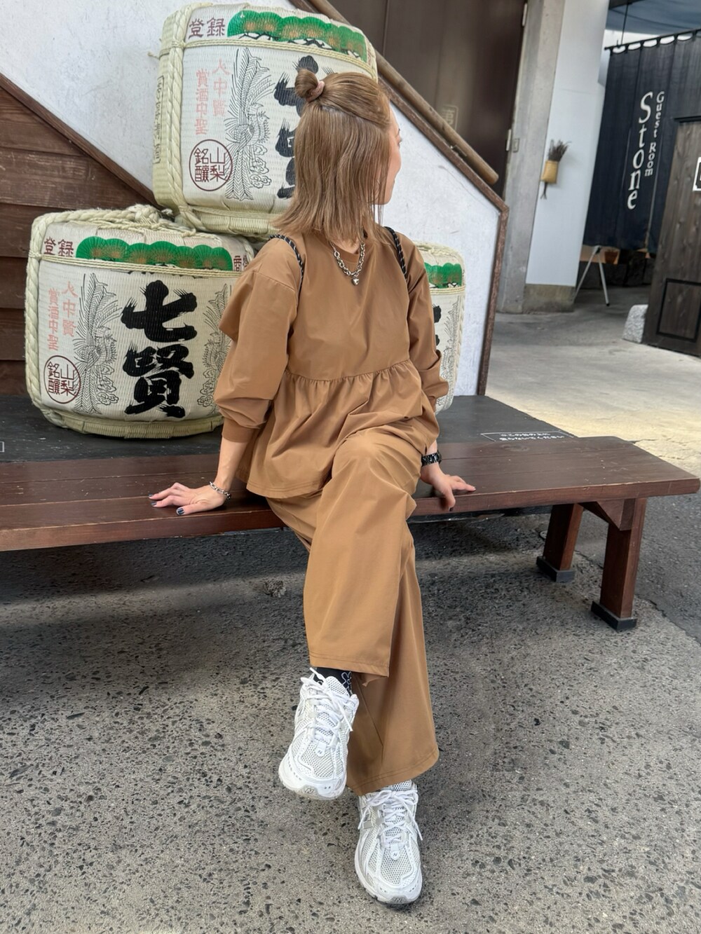 ホワイト系のスニーカー、イエロー系のその他パンツ、ブラック系のバックパック/リュックを着用したレディースの秋コーディネートの2枚目の写真