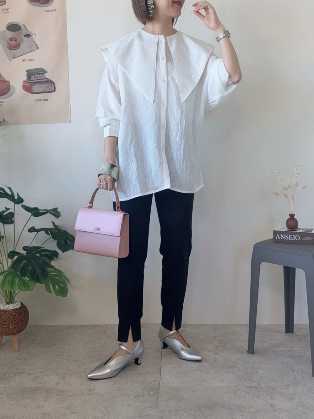 ホワイト系のシャツ/ブラウス、シルバー系のパンプスを着用したレディースの冬コーディネートの2枚目の写真