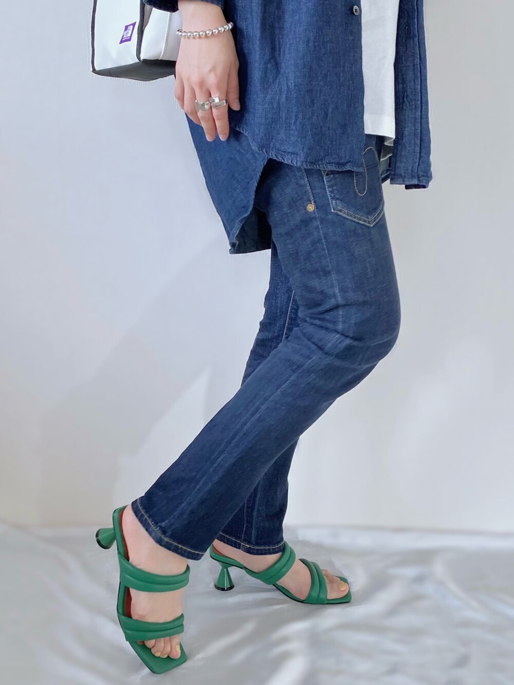 グリーン系のサンダル、ホワイト系のショルダーバッグ、ホワイト系のTシャツ/カットソーを着用したレディースの春コーディネートの3枚目の写真