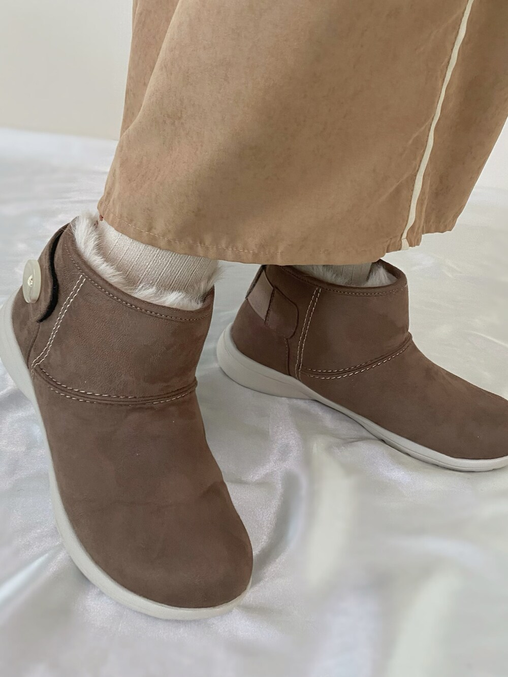 その他のトートバッグ、ブラウン系のワンピース、ホワイト系のシャツ/ブラウスを着用したレディースの冬コーディネートの4枚目の写真