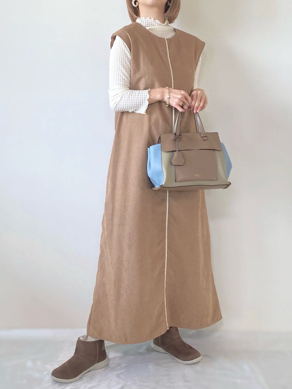 その他のトートバッグ、ブラウン系のワンピース、ホワイト系のシャツ/ブラウスを着用したレディースの冬コーディネートの3枚目の写真