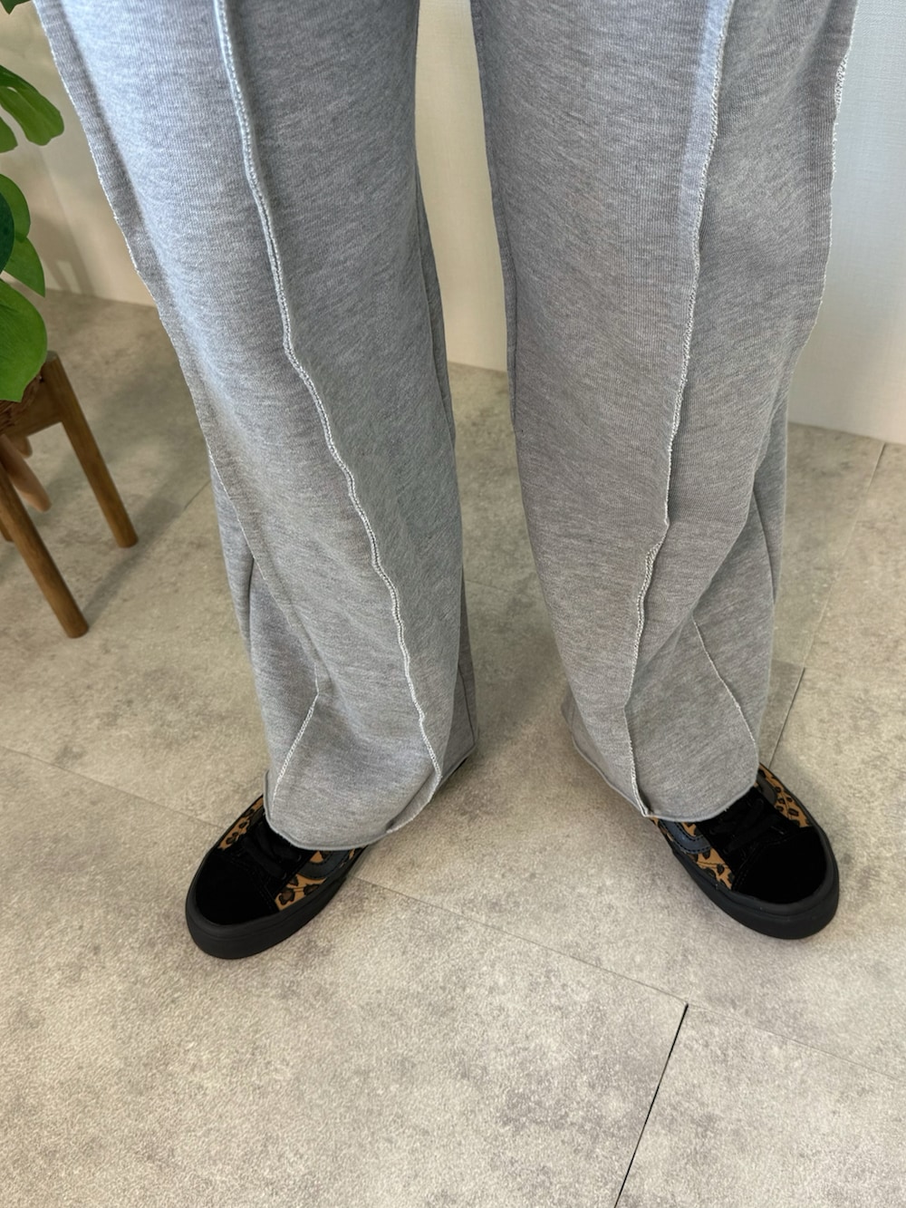 ブラック系のショルダーバッグ、グレー系のスウェットパンツを着用したレディースの冬コーディネートの5枚目の写真