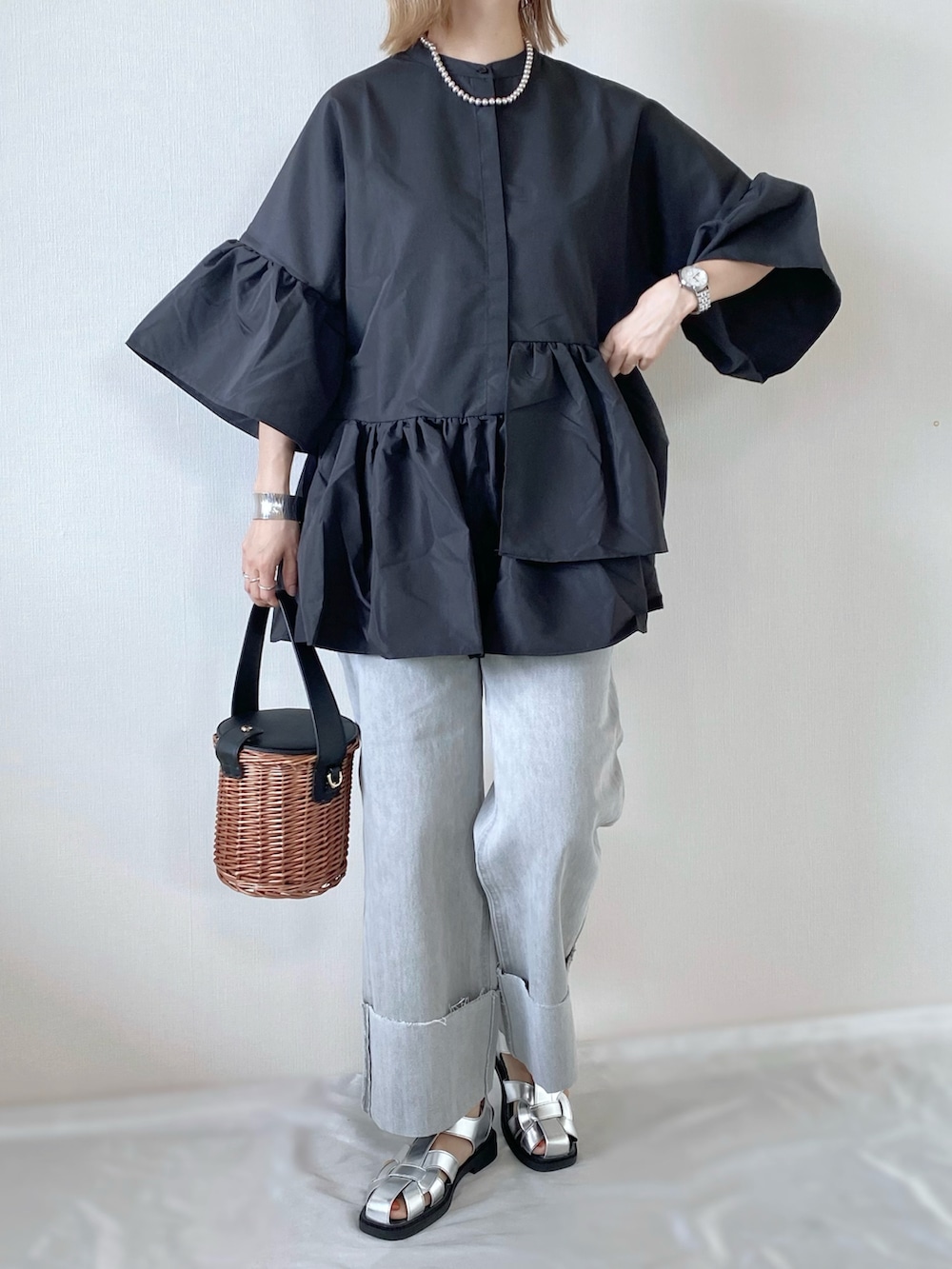 ブラック系のバッグ、シルバー系のサンダル、グレー系のデニムパンツを着用したレディースの夏コーディネートの5枚目の写真
