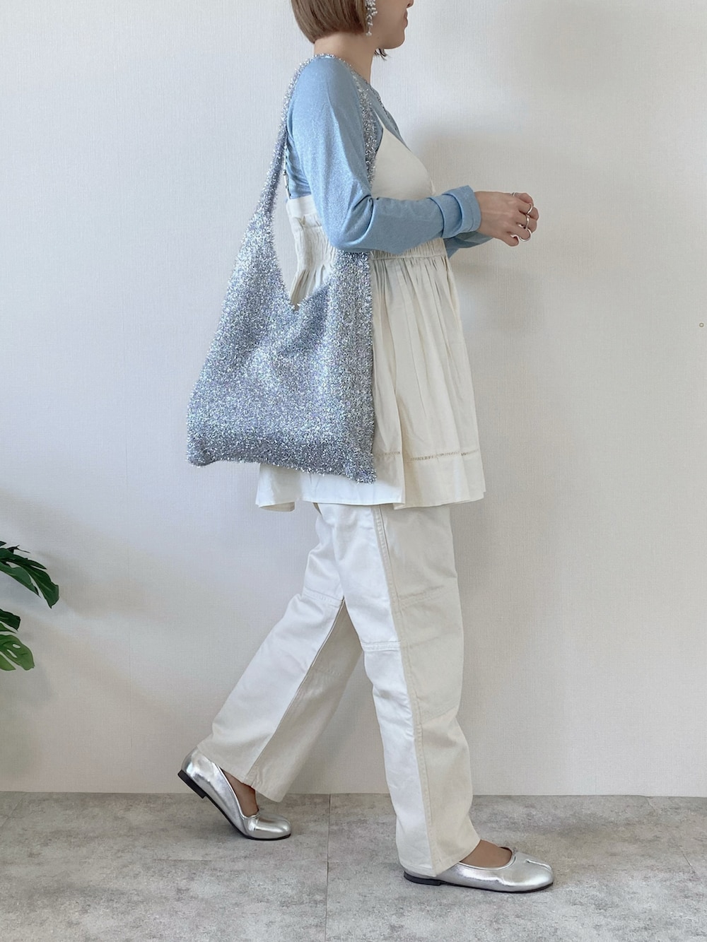 ホワイト系のキャミソール、シルバー系のショルダーバッグ、シルバー系のバレエシューズを着用したレディースの春コーディネートの2枚目の写真