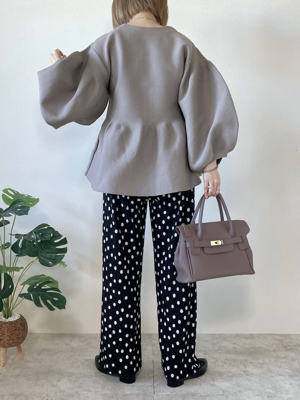 ブラウン系のTシャツ/カットソー、ブラック系のその他パンツ、ブラック系のパンプスを着用したレディースの冬コーディネートの2枚目の写真