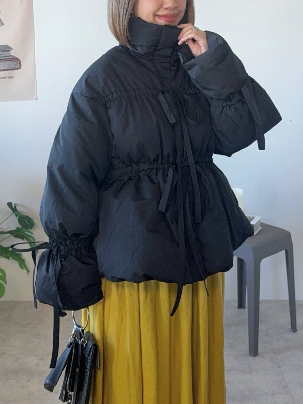 ブラック系のダウンジャケット/コート、ブラック系のローファーを着用したレディースの冬コーディネートの2枚目の写真