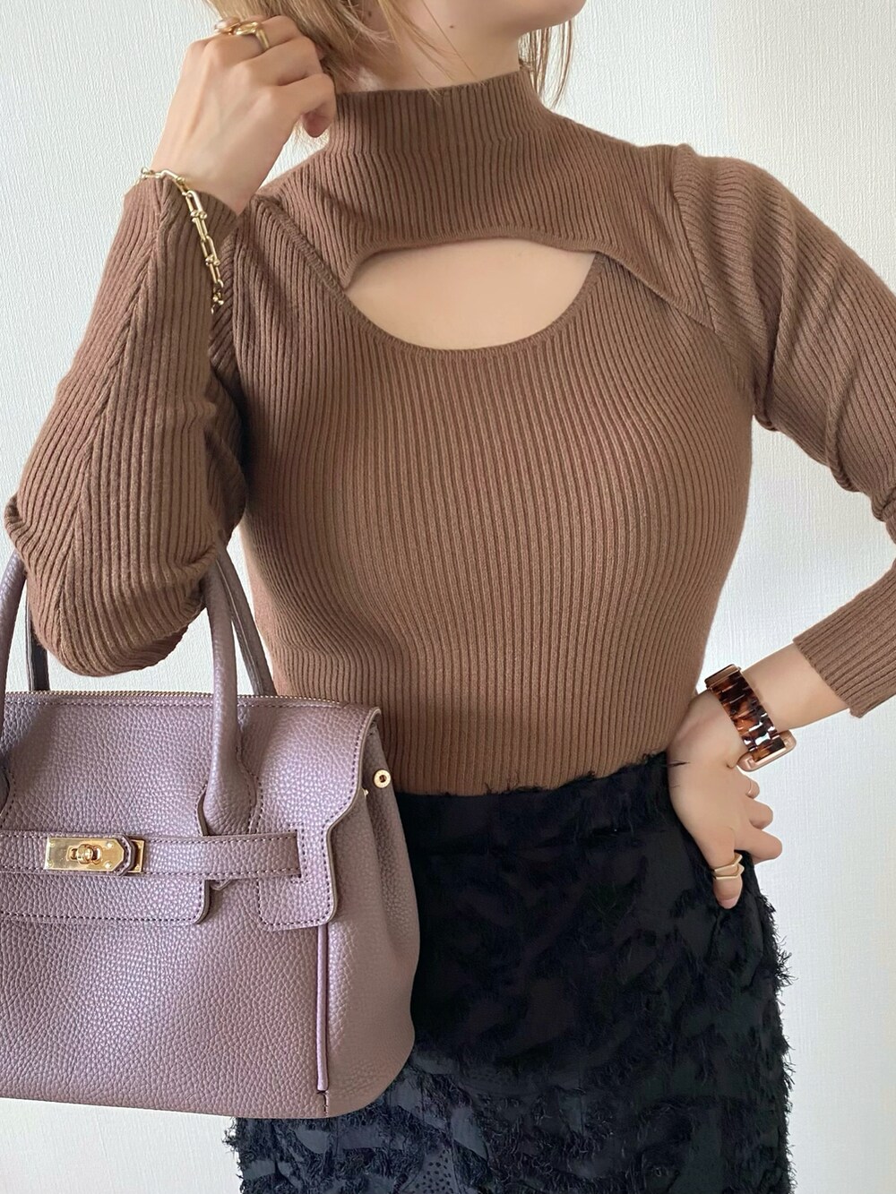 ブラック系のスカート、ブラウン系のバレエシューズ、ブラウン系のニット/セーターを着用したレディースの秋コーディネートの4枚目の写真