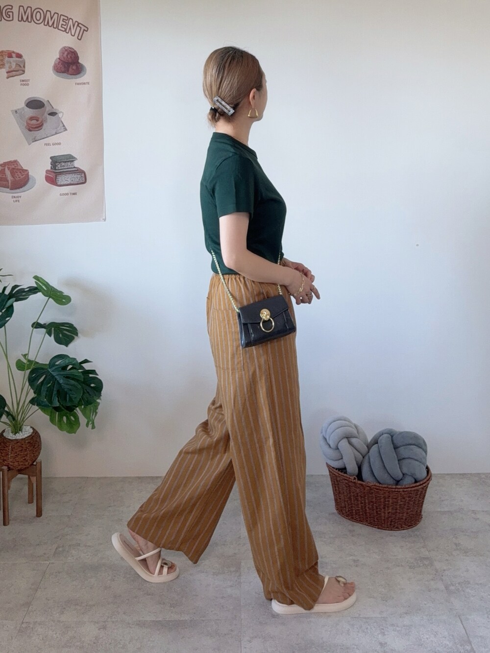 ブラウン系のその他パンツ、ホワイト系のサンダル、グレー系のショルダーバッグを着用したレディースの秋コーディネートの2枚目の写真