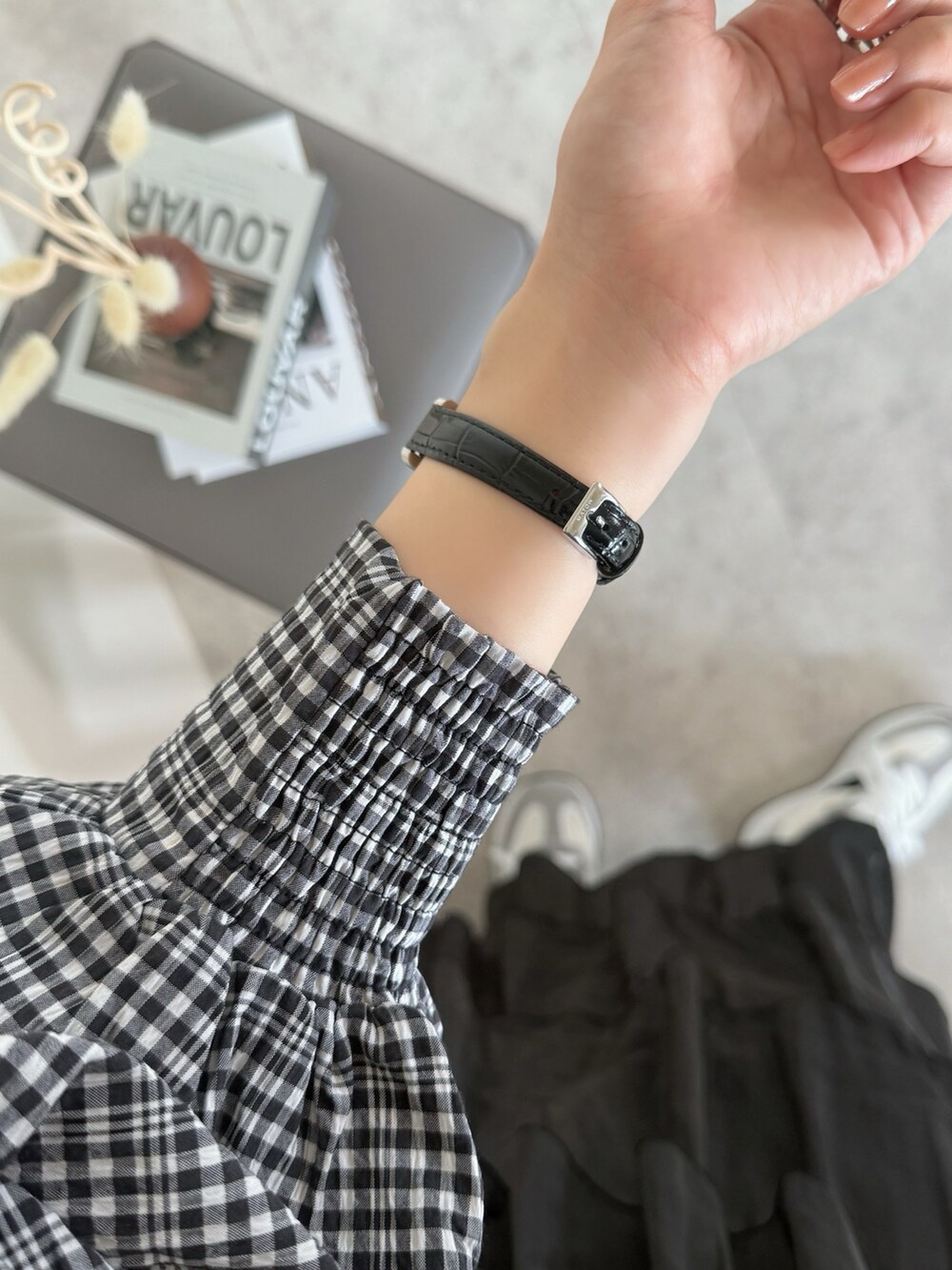 グレー系のスニーカー、ブラック系のスカート、ブラック系のシャツ/ブラウスを着用したレディースの春コーディネートの4枚目の写真