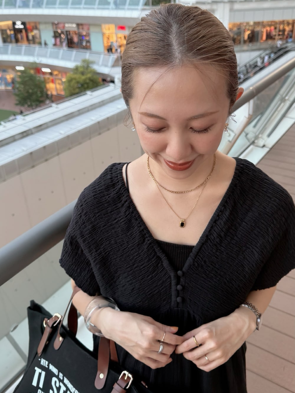 ブラック系のつなぎ/オールインワン、ブラック系のトートバッグ、ブラック系のサンダルを着用したレディースの夏コーディネートの5枚目の写真