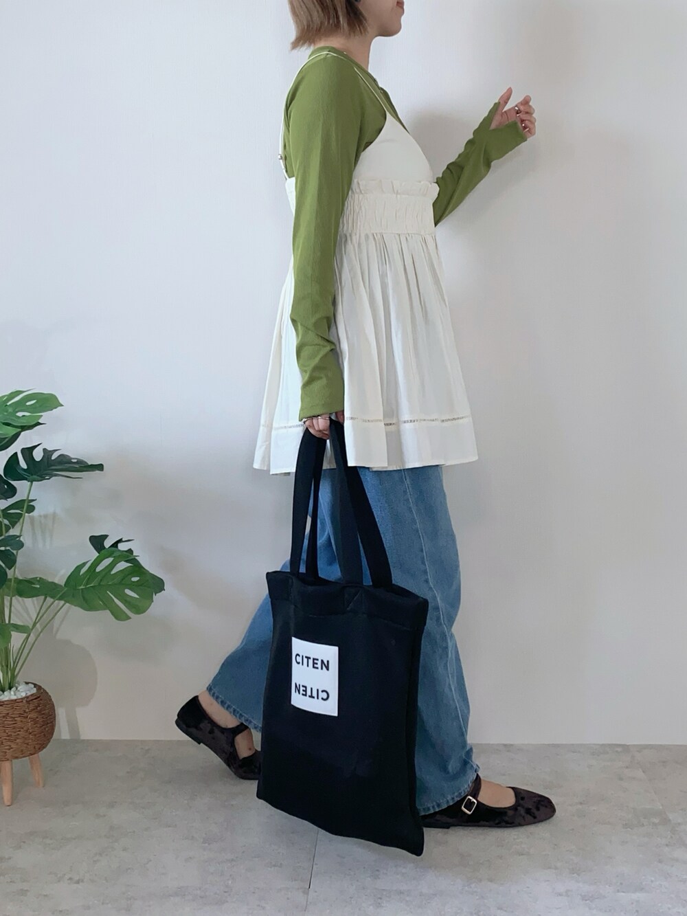 ホワイト系のキャミソール、ブラック系のトートバッグを着用したレディースの夏コーディネートの2枚目の写真