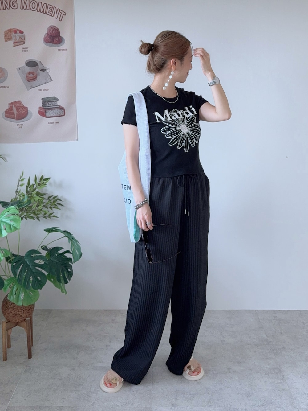ブラック系のTシャツ/カットソー、ホワイト系のサンダル、ブラック系のその他パンツを着用したレディースの夏コーディネートの4枚目の写真